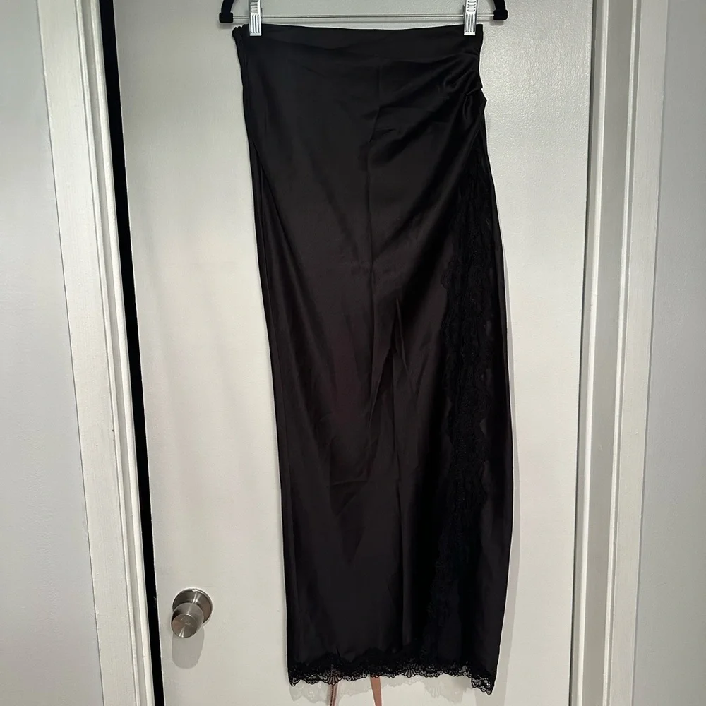 House of CB RUBY NWT Black Satin Lace Trim Midi Skirt Small - Picture 6 of 10